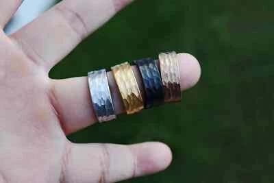 Alianza de boda personalizada con acabado martillado de carburo de tungsteno cepillado rústico - 8 mm Foto 1 de 4