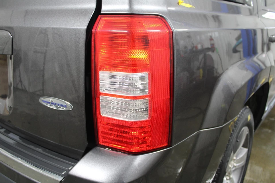 二手右尾灯总成适合:2016 年吉普爱国者右级 A — 第 1/4 张图片