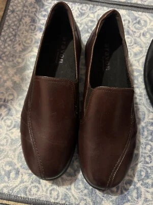 Zapatos Aravon By New Balance para mujer sin cordones mocasines planos de cuero marrón informales Foto 1 de 2