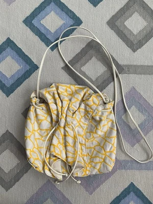 Bolsa tiracolo vintage anos 70 anos 80 CARLOS FALCHI couro branco amarelo (johnson ulla) - Imagem 1 de 4