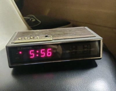 Vintage Emerson Wood Grain Clock Radio Digital FM/AM LED Working READ RED5500A - Image 1 of 4