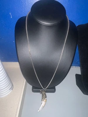 Colgante de diente de lobo de bronce usado en collar de cadena tono plata Foto 1 de 4