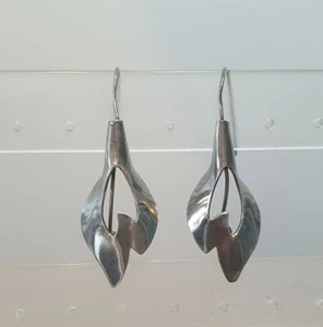 Vintage 80s Earrings Hook Handcrafted Silver? Flower Abstract - Bild 1 von 6