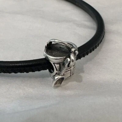 Auténtico encanto de cubo y pala de playa Chamilia de plata de ley  Foto 1 de 4