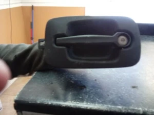 INTERNATIONAL DOOR HANDLE DELPHI 16643438 RIGHT FRONT OUTSIDE - Picture 1 of 3