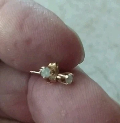 Aretes redondos naturales genuinos de oro macizo de 14 k de 0,10 quilates de 1/10 quilates Foto 1 de 4