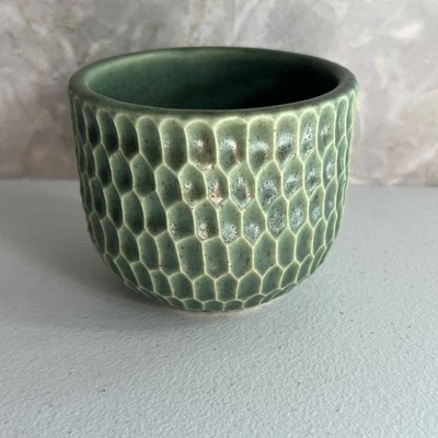Jarrón de cerámica Cuarto Suspiro Oaxaca 3" de alto verde texturizado hecho a mano en México Foto 1 de 4