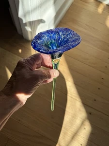Escultura de vidrio artístico estilo Murano tallo largo flor azul verde bohemia checa - Imagen 1 de 15