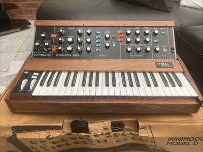 MOOG minimoog MODELLO D 2018 ristampa In NOCE edizione limitata #148 di 250 SCATOLA - Immagine 1 di 4