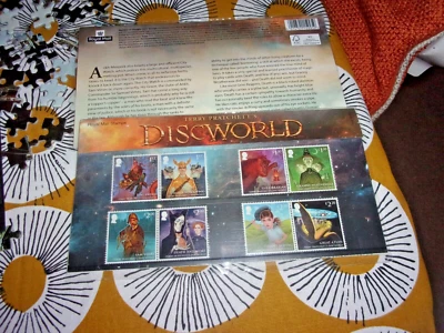 PAQUETE DE PRESENTACIÓN TERRY PRATCHETT'S DISCWORLD NO.637 AGOSTO 2023 R/CORREO GB SELLOS Foto 1 de 3