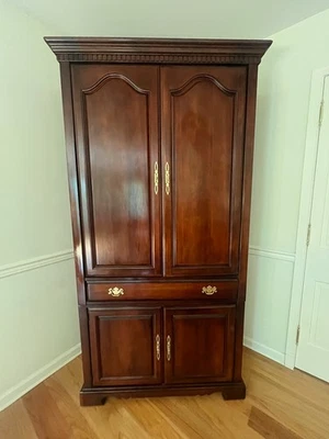 Armario/TV tradicional de arce macizo 40,25" de ancho x 82" de alto x 21" de profundidad Foto 1 de 4