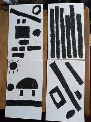 Arte dibujado a mano con crayón negro de cuatro minimalismo en papel de 5x8 Foto 1 de 4
