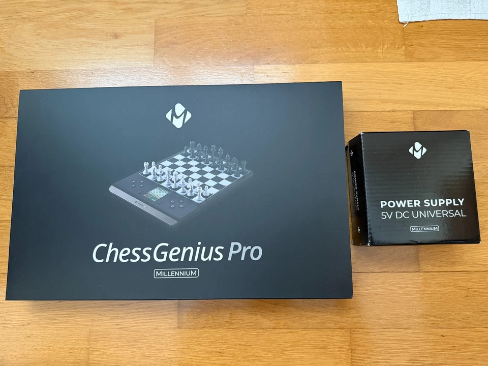 MILLENNIUM M815 ChessGenius PRO Schachcomputer OVP NEU Netzadapter Reisestecker  - Bild 1 von 3