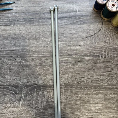 Agujas de tejer de plástico de un solo punto Bernat by Aero vintage tamaño 11 10" gris Foto 1 de 4