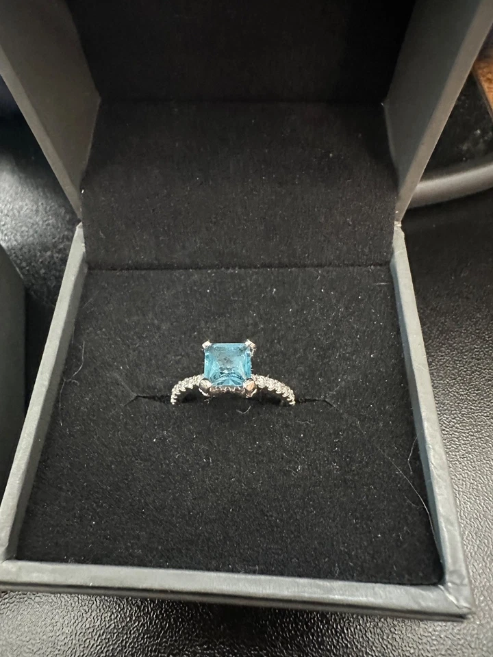 Anillo de diamantes con piedras preciosas de oro blanco de 14 k topacio azul de Londres Foto 1 de 4