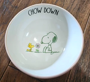 Plato de cerámica para mascotas Rae Dunn Peanuts Snoopy CHOW DOWN perro gato tazón de comida rosa - Imagen 1 de 6