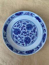 Assiette de lotus ancienne en porcelaine chinoise bleue et blanche avec marque de caractères chinois