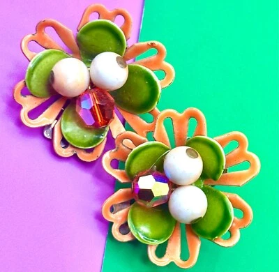 ELEGANTES PENDIENTES VINTAGE CON CLIP DE FLORES CON CUENTAS, ESMALTE NARANJA Y VERDE AGUACATE Foto 1 de 4