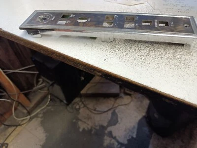 Bisel reposabrazos delantero derecho SOLO D8VB-14A566-AA 1974-79 Lincoln Town Car Foto 1 de 4