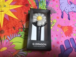 G Dragon ❤️‍🔥 Lightstick Keyring Daisy  🌼 Mini Light Stick Südkorea 2025 - Picture 1 of 5