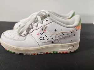 Nike Air Force 1 LV8 GS Unisex Zeichnung Turnschuhe Größe 7Y - Bild 1 von 11