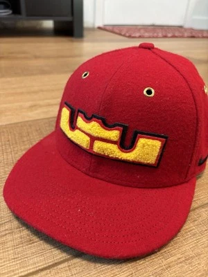 Nike - Gorra de pelota True Series Lebron James Crown Logo Lana roja con correa de cuero Foto 1 de 4