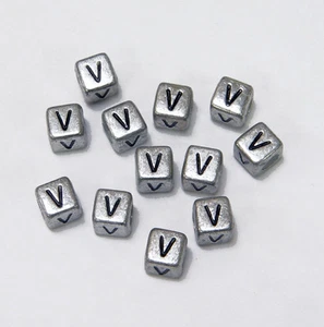 Cuentas de alfabeto metálico plateado de 6 mm letra negra ""V"" 100 piezas - Imagen 1 de 1