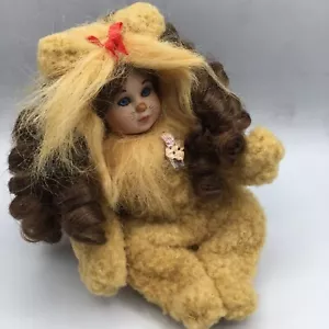 Marie Osmond Mago de Oz Bebé León Cobarde Pequeño Tot Muñeca de Porcelana - Imagen 1 de 9