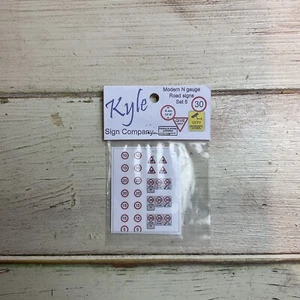 UNCUT, LAMINATED, MODERN ROAD SIGNS, N GUAGE, SET 5, NEW UNOPENED PACK. - Foto 1 di 2