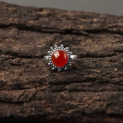 Conjunto de bisel redondo de cornalina de plata 925 para hermana anillo fino con banda de declaración de Navidad Foto 1 de 4