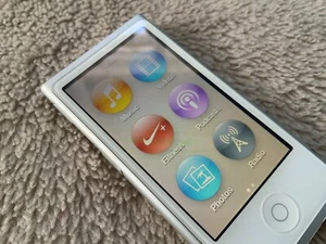 Apple iPod Nano 7th Gen 16GB Silver Please read description r.185 - Picture 1 of 3