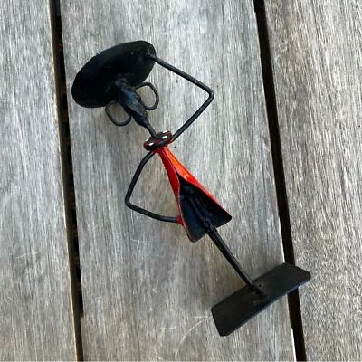 Candelabro de metal de hierro forjado africano único para mujer en vestido rojo de 7" de alto Foto 1 de 4