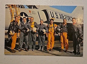 1970 POSTCARD ORIGINAL 7 ASTRONAUTS,NASA CARPENTER,COOPER JR,GLENN JR,GRISSOM - Foto 1 di 4