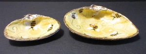 Juego de 2 platos de baratija con cáscara de almeja decoupaged hechos a mano - abejas y panales - Imagen 1 de 8