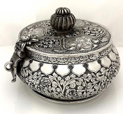 Caja grande ovalada asiática de plata betel o especias perforada y ornamentada 19 oz Foto 1 de 4