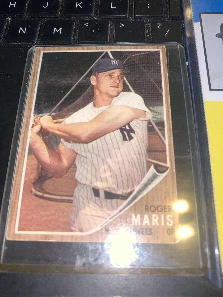 1962 Topps #1 ROGER MARIS AND CHALLENGE THE YANKEES GAME CARD - Image 1 of 2