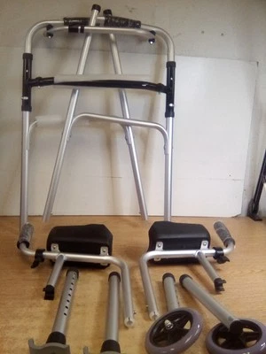 Andador estándar plegable con ruedas delanteras y reposabrazos Foto 1 de 4