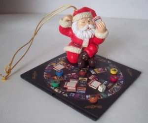 Papá Noel adivinando jugando Trivial Pursuit Enesco 1997 adorno de Navidad - Imagen 1 de 7