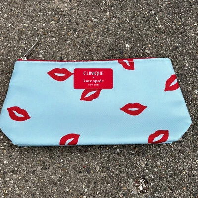 Bolso de Cosméticos Clinique Kate Spade New York Azul Claro con Lápiz Labial Rojo Labios Foto 1 de 3