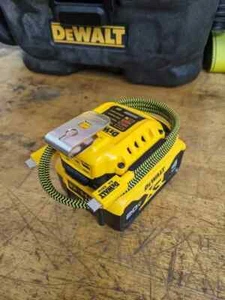Dewalt DCB094k Kabelführungen USB Ladegerät USB-C Kabelhalter Führung ZWEIER SET USA - Bild 1 von 5