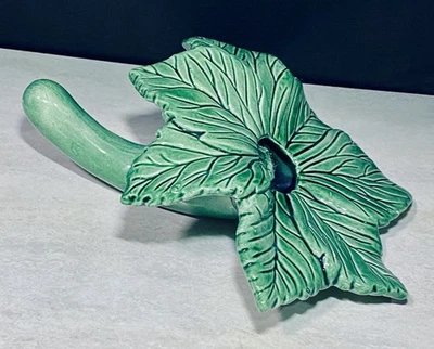 Jarrón de mano en forma de flor verde de cerámica, 7" l 6" con, hojas venas, tallo corto Foto 1 de 4