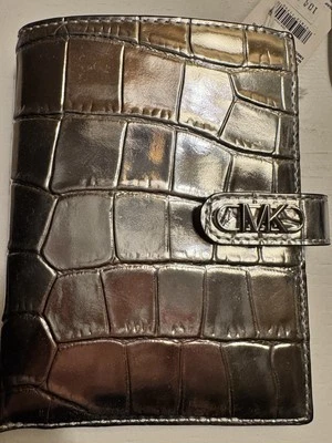 Cartera pasaporte Michael Kors Empire de cuero en relieve con pestaña MD nueva con etiquetas Foto 1 de 4