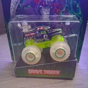 2013 HOT WHEELS MONSTER JAM GRAVE DIGGER GLOW IN THE DARK TIRES MAIL IN WALMART - Imagen 1 de 7