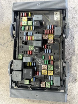 2008 Cadillac Escalade 6.2 V8 AWD Fuse Box - Image 1 of 3