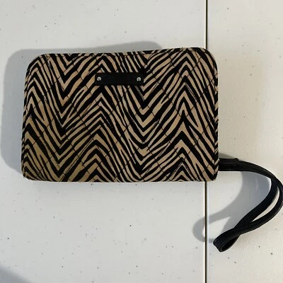 Muñequera Vera Bradley para mujer con cremallera redonda negra/marrón con estampado de cebra Foto 1 de 4