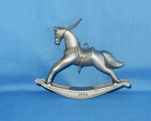 Hallmark 1995 Caballo mecedor de peltre 15 aniversario adorno de Navidad - Imagen 1 de 4