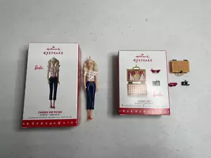 Hallmark 2016 "CHERRY PIE PICNIC BARBIE & PICNIC SET" adornos, sin usar, en caja - Imagen 1 de 3