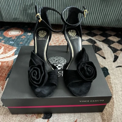 Vince Camuto Negro Adeline Gamuza Cuero Tacones con Correa en el Tobillo Detalle Floral 8 Foto 1 de 4