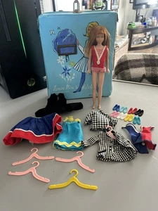 Vintage Skipper Barbie von 1964 mit Koffer, Outfits, 8 Paar Schuhe, Kleiderbügel - Bild 1 von 12