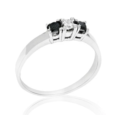 Anillo de compromiso de diamantes negros princesa de 3 piedras de oro blanco de 14K talla 8 de 1/4 cttw Foto 1 de 4